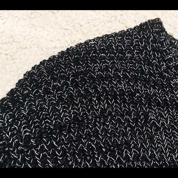 🆕🔥ANTHROPOLOGIE SUPER CUTE&SOO SOFT FITTED BLACK LONGSLEEVE SWEATER/CONTOURING - Picture 3 of 4